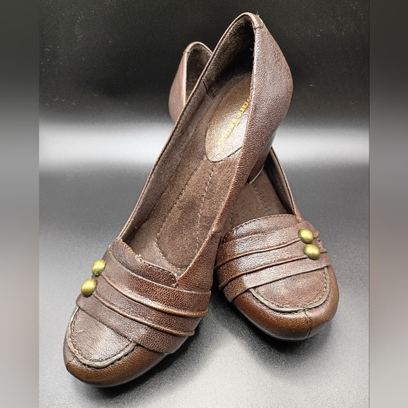 BareTraps Trina Leather Heels with Arch Support and Brass Button Detail - Picture 1 of 10